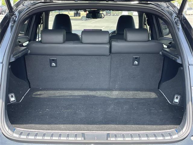 積み込みやすくて、たっぷり積める荷室です。シートアレンジできるものは、乗車人数と荷物の量や大きさによってシートを動かすことができるので、より快適なドライブが可能です！