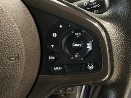 【アダプティブ・クルーズ・コントロール】予め設定した車速内でクルマが自動的に加減速。 前走車との適切な車間距離を維持しながら追従走行し、高速道路でのドライバーの疲労を軽減してくれる嬉しい機能付♪