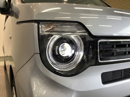 【LEDヘッドライト】大光量で夜道や雨の日の安心感を高めるLEDヘッドライト。周囲の明るさに応じて自動点灯・消灯/ライトの消し忘れも防げるオートライトコントロール付！