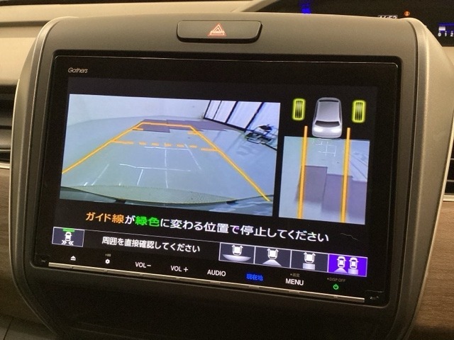リバースギアに入れるだけで後方の表示へ切り替わります。夜間や雨の日の駐車も楽になりますよ。