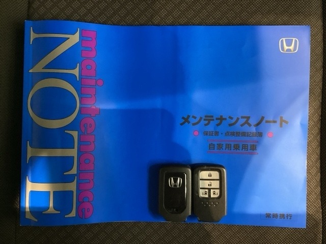 スマートキーは鍵をバッグに入れたままでもドアロックの開閉やエンジンのON・OFFができます。夜間や雨の日も鍵を探さなくて良いので便利です。