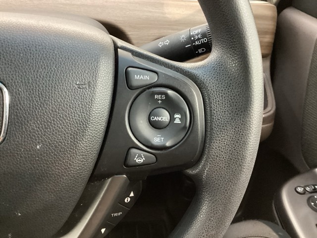 クルーズコントロールを装備しています。高速道路などで一定の速度で走ってくれるので運転が楽ですよ！速度を設定できますので、スピードの出しすぎにも注意できます。