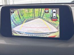 【サイド＆バックカメラ】停車・駐車時に死角になりがちな運転席から見えづらいサイドとリアの障害物を確認できます！雨天時や夜間などは特に活躍してくれるアイテムです。