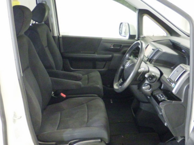 運転席は大きな座面と包み込むような背もたれが身体全体を支えます。上質なシートを採用し長時間の運転やコーナーの多い道も快適です。座ったときの頭上スペースも余裕たっぷりでロングドライブも楽チンです♪