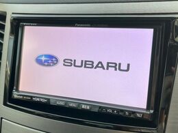 【純正ナビ】人気の純正ナビを装備しております。ナビの使いやすさはもちろん、オーディオ機能も充実！キャンプや旅行はもちろん、通勤や買い物など普段のドライブも楽しくなるはず♪