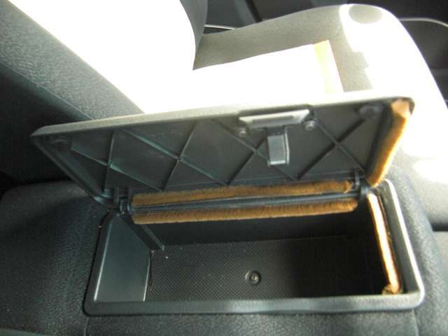 運転席からも助手席からも手が届きやすく、小物などを置いておくのにとても便利♪