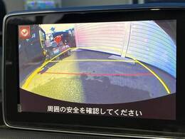 【バックカメラ】駐車時に後方がリアルタイム映像で確認できます。大型商業施設や立体駐車場での駐車時や、夜間のバック時に大活躍！運転スキルに関わらず、今や必須となった装備のひとつです！