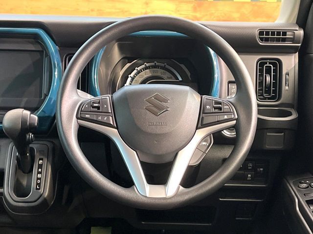 インテリアに合わせたデザインのステアリングは、運転される方のことも考え、運転しやすい形状、大きさです。是非一度、実際に触ってお確かめください。