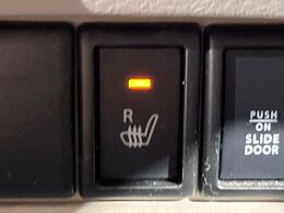 【シートヒーター】寒い日に重宝するシートヒーター！エアコンより早く温まってくれるので寒がりの人も安心ですね♪エアコンの温風は乾燥するから苦手、という方にもをおすすめです。