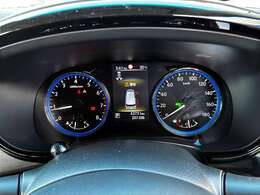 シンプルで見やすいスピードメーター、中央にあるモニターはアドバンスドドライブアシストディスプレイ、お好みに合わせて画面の切り替えが出来ます。