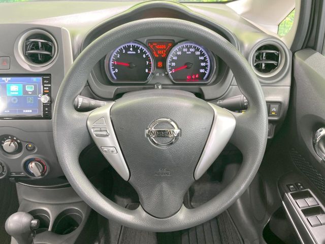 インテリアに合わせたデザインのステアリングは、運転される方のことも考え、運転しやすい形状、大きさです。是非一度、実際に触ってお確かめください。