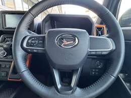 ステアリングスイッチ付き★ハンドルのスイッチでナビの音量調整などもでき、便利です★