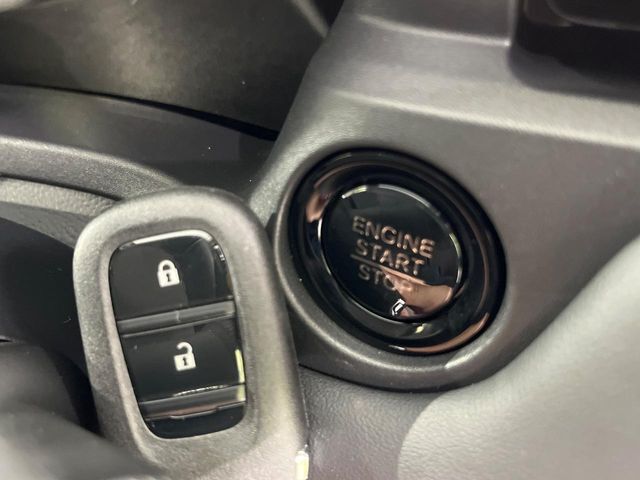 【Hondaスマートキー】カバンやポケットに入れたままでもドアの施錠・解錠が可能なスマートキーを装備。エンジンのオン・オフ時もカギを取り出す必要が無いからとっても便利です♪