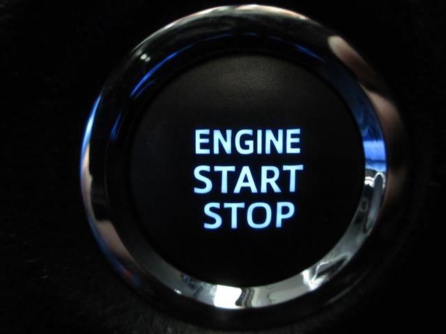エンジンスタートはブレーキを踏んでスタートボタンを押すだけ。