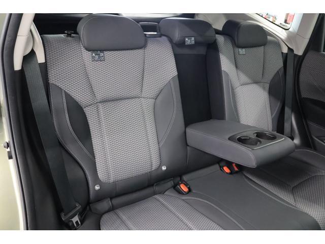 後席は使用感少なく綺麗な状態が保たれております！リクライニング機能装備でゆったりとお乗り頂けます！