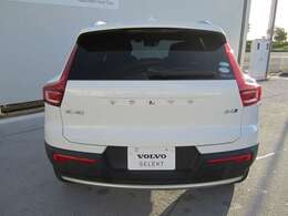 後方左右の視界が遮られて見通しが悪い駐車スペースから後進して出る際、リアバンパー左右に内蔵されたミリ波レーダーが、接近する車両や歩行者を検知します。