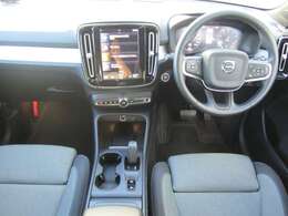 車内は、美しい仕上がりのインテリアが清々しくも落ち着いた雰囲気を醸し出し、独特の居心地のよさを感じさせる、まさにスカンジナビアン・デザインの傑作と呼ぶにふさわしい空間となっています。