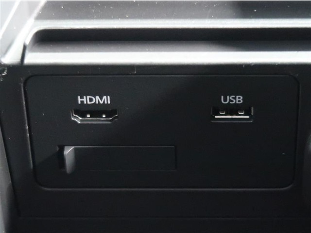 USBとHDMIでの接続ができます。お持ちのプレーヤーを接続することでエンタメ性能が広がりますね！