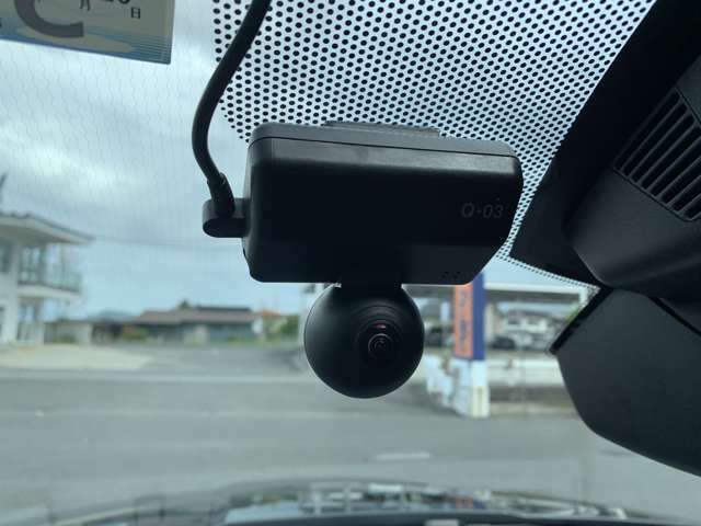 360度カメラ搭載のドラブレコーダーで上下、前後、左右の映像を1台で記録可能です！夜でも鮮明に撮影でき安全運転をサポートしてくれます！