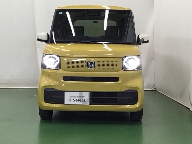 LEDヘッドライトを装備しています。LEDヘッドライトはとても明るく、雨の日や夜間走行も安全・安心です。オートライトコントロール付きで周囲の明るさに応じて自動で点灯・消灯します