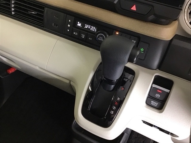 発進時から滑らかに加速する無段階変速のCVTはストップ/ゴーの多い街の中も快適です