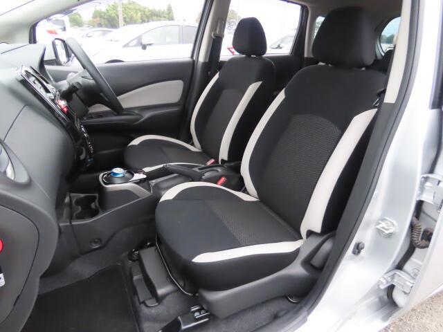 フロントシートも状態良好ですよ。大きな汚れもなく、安心です。座り心地もいいですよ。