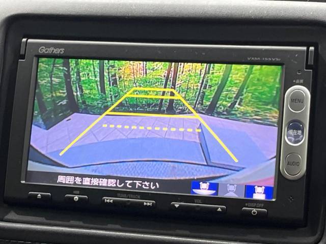 【バックカメラ】駐車時に後方がリアルタイム映像で確認できます。大型商業施設や立体駐車場での駐車時や、夜間のバック時に大活躍！運転スキルに関わらず、今や必須となった装備のひとつです！