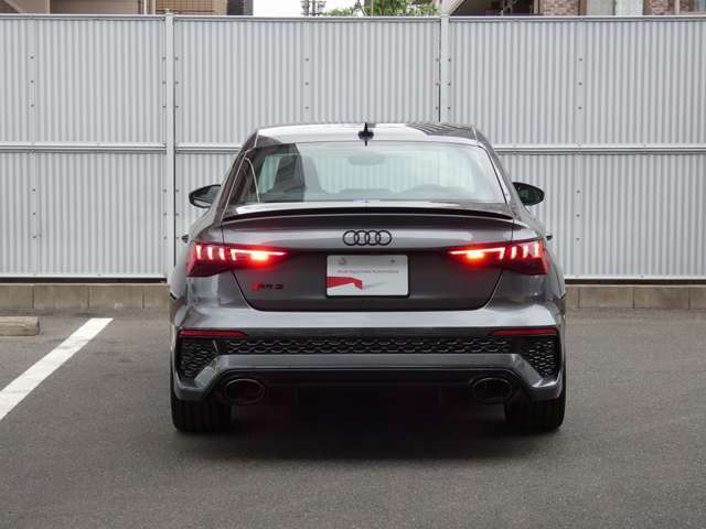 Audi認定中古車が大きく進化。2017年2月より、AAA　Premium　Plus、AAAと、車歴に応じて2段階のグレードを設定。保証の範囲や期間も拡大しました。