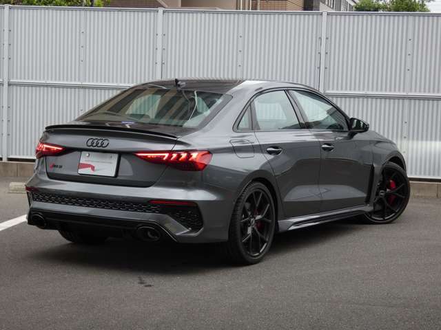 Audi認定中古車の保証内容：エンジンやブレーキなどの重要部品はもちろん、オーディオ、ナビゲーションシステム等の快適装備まで幅広く保証。万一不具合が発生した場合は、全国のサービス工場で無償修理します。