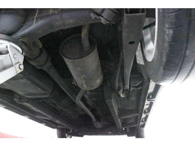 下回りの写真です。北海道で使用されていたお車ですが、錆が少ないです。車選びにおいて重要なポイントです。