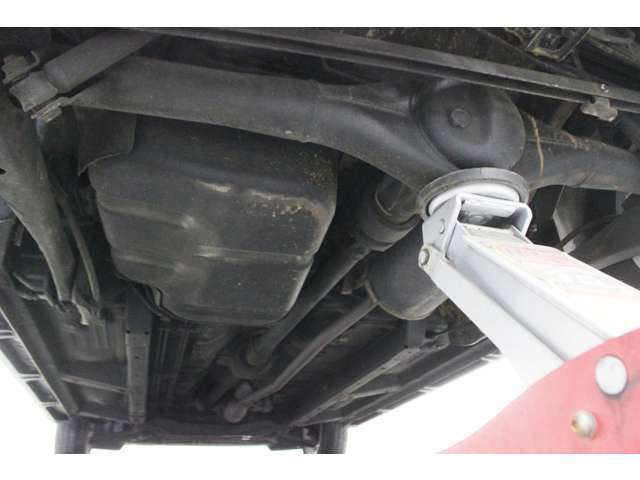 下回りの写真です。北海道で使用されていたお車ですが、錆が少ないです。車選びにおいて重要なポイントです。