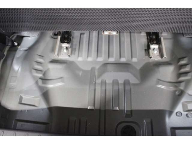 荷室の床下部分です。普段隠れている場所も綺麗にしております。