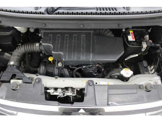 道内車ですが、錆の少ない綺麗なエンジンルームです。