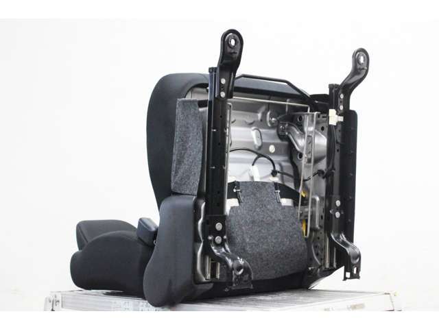 シートの裏側やレール部分までしっかりと清掃致します。