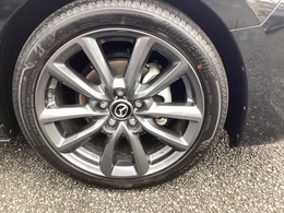 純正18インチアルミホイールです。タイヤサイズは215/45/R18となります。