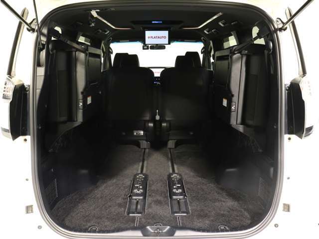ミニバン最大級のスペース！ご家族、お友達とのキャンプやバーベキューほか、お仕事でも十分な容量が有ります！