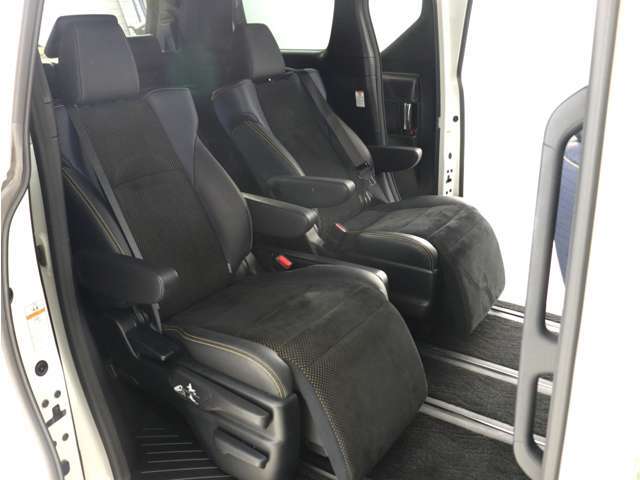 【オットマン付きセカンドシート】ロングスライドシートとオットマン機能により足を楽々伸ばす事が可能です！また、ひじ掛けもありますので、快適なドライブをお楽しみいただけます！