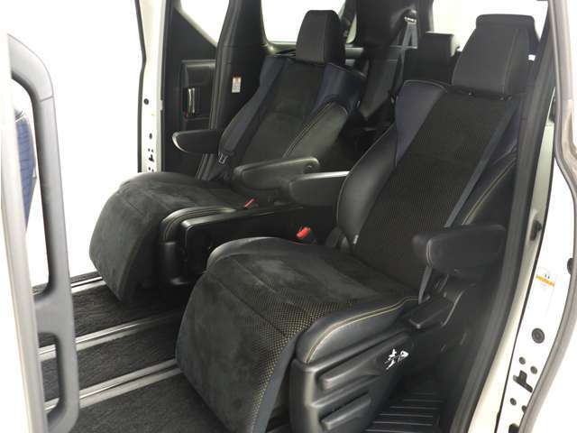 【オットマン付きセカンドシート】ロングスライドシートとオットマン機能により足を楽々伸ばす事が可能です！また、ひじ掛けもありますので、快適なドライブをお楽しみいただけます！