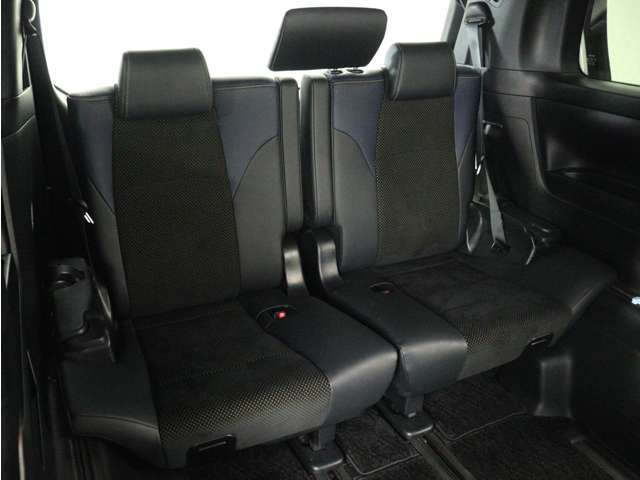 サードシートも広々とした空間をご用意しております！シートアレンジにて、快適スペースを作ることも可能となっております！アレンジパターンも豊富で、様々なシーンにご利用いただけます！