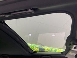 【ガラスルーフ】ガラスルーフ搭載で車内の解放感が一気にアップ！開放的なドライブをお楽しみいただけます。