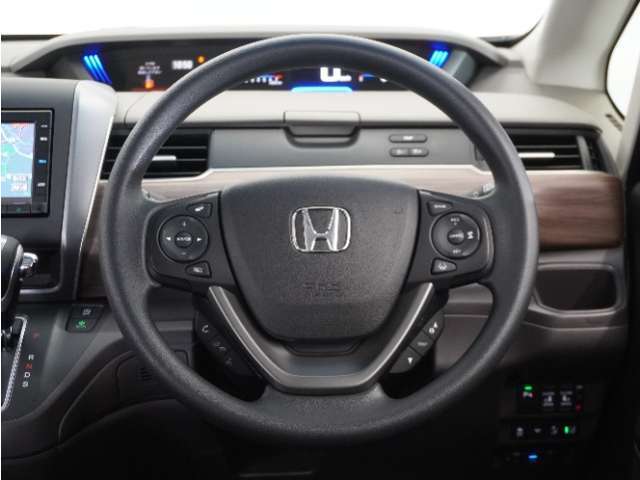 【Honda SENSING】 カメラ等装置で精度の高い検知能力を発揮、安全運転を支援します。ステアリング上のコントローラーに注目！