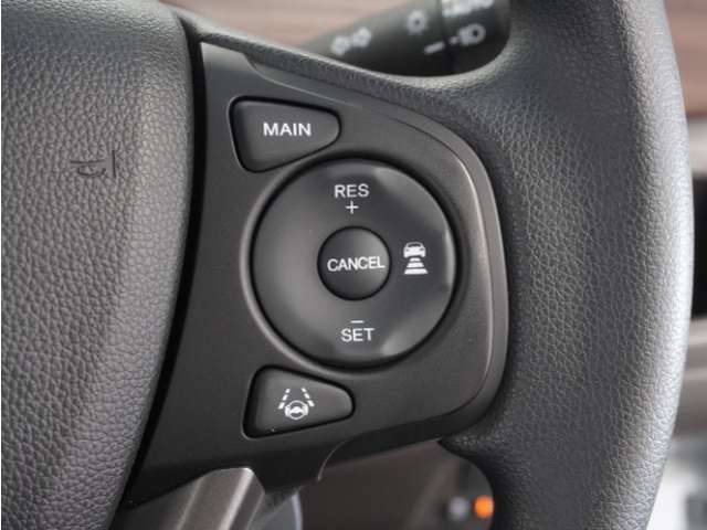 【アダプティブクルーズコントロール】予め設定した車速内でクルマが自動的に加減速。前走車との適切な車間距離を維持しながら追従走行します。【LKAS】車線維持支援システムでステアリング操作を支援。