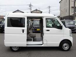 お車に詳しくない方でもご安心ください。ご満足のいくお車探しをお手伝いできるよう経験豊富なスタッフがご対応致します。LINEでのお問合せもOKです。