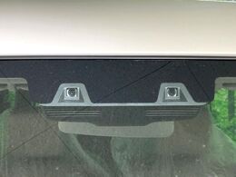 【ホンダセンシング】走行中に前方の車両等を認識し、衝突しそうな時は警報とブレーキで衝突回避と被害軽減をアシスト。より安全にドライブをお楽しみいただけます。