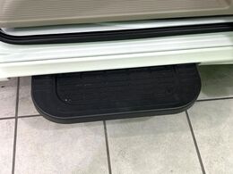 【電動サイドステップ】車高の高いお車でも、これがあれば小さいお子様の乗り降りも楽々♪スライドドアと連動して作動する為、煩わしい操作は不要です！