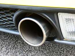 スズキスポーツマフラー装着でひと際目立つ存在です。音の方は大きくなく小さくなくとても気持ちの良い音を奏でます。勿論、車検の際もそのまま問題なくクリアしますのでご安心してください！