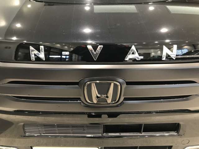 N-VANの車名を大胆にレイアウト。タフな印象の表情に仕上げます。