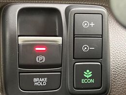 【オートブレーキホールド】信号待ちや渋滞で停車時にブレーキから足を離しても、停止状態を保持してくれます。前進するときはアクセルを踏めば自動で解除されるので安心♪街乗り運転が楽になります♪