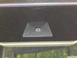 【ホンダセンシング】走行中に前方の車両等を認識し、衝突しそうな時は警報とブレーキで衝突回避と被害軽減をアシスト。より安全にドライブをお楽しみいただけます。