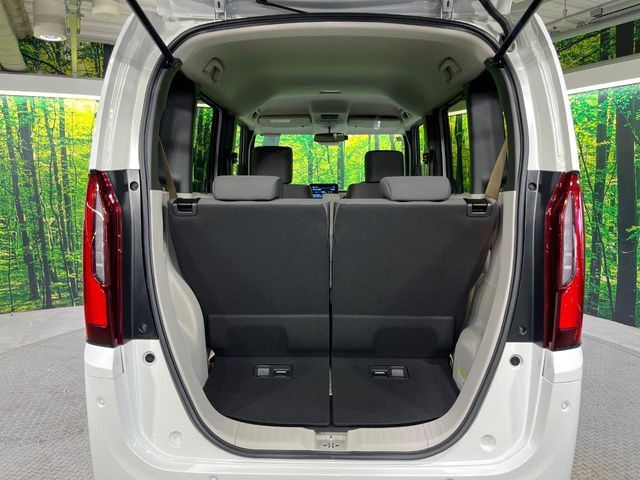 普段のお買い物や通勤、送迎等に十分な荷室スペースを確保しております。セカンドシートを倒すと、大きな荷物の積載も可能です♪